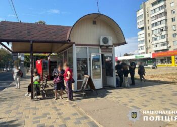 Двоє черкасців побили та пограбували чоловіка на зупинці громадського транспорту