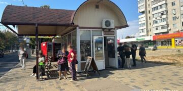 Двоє черкасців побили та пограбували чоловіка на зупинці громадського транспорту