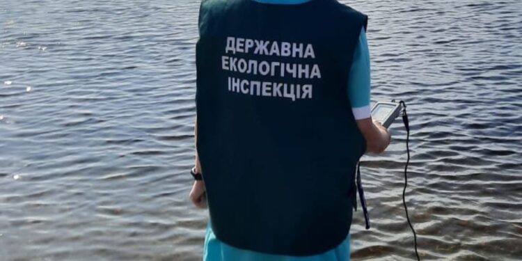 Екологи поміряли температуру води та визначили кількість розчиненого кисню та pH – моніторинг якості поверхневих вод ріки Дніпро в межах Запоріжжя | Новости Запорожья