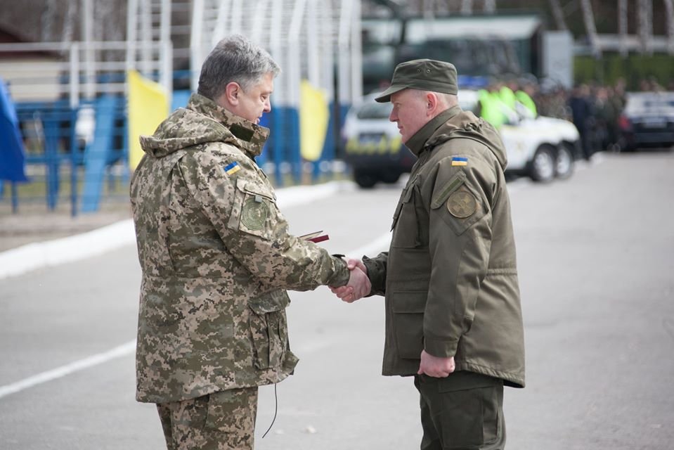 На фото - Олександр Аленін отримує нагороду.