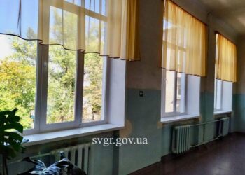 Після російського обстрілу у одній зі шкіл Світловодська відновили вікна: хто допоміг?
