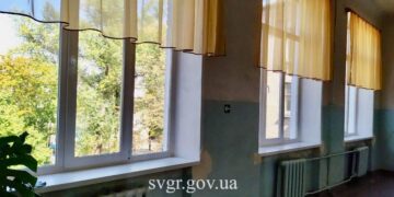 Після російського обстрілу у одній зі шкіл Світловодська відновили вікна: хто допоміг?