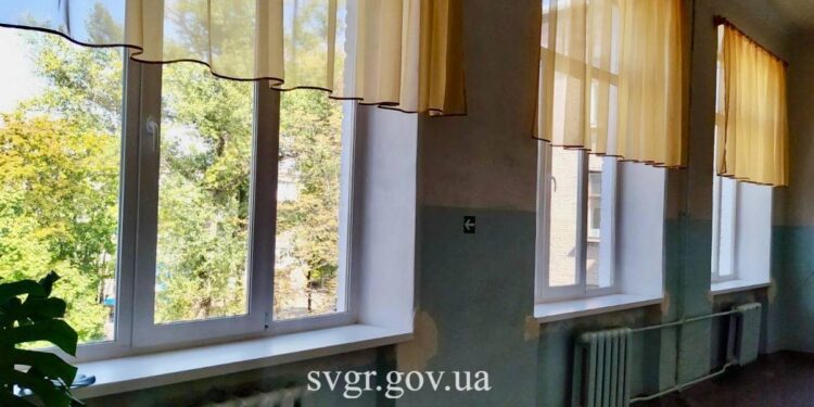 Після російського обстрілу у одній зі шкіл Світловодська відновили вікна: хто допоміг?