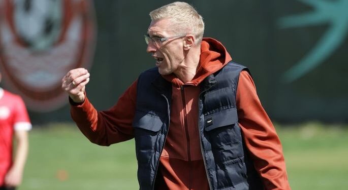 Головний тренер Реал Фарми покинув команду та поїхав до Канади