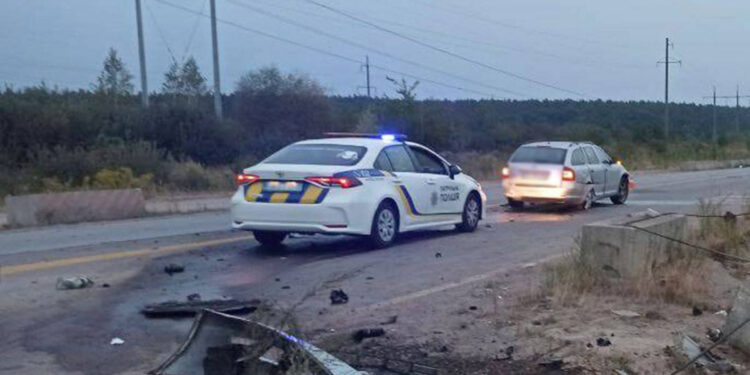 Легковик не розминувся з бетонною конструкцією: ДТП неподалік Житомира | Журнал Житомира