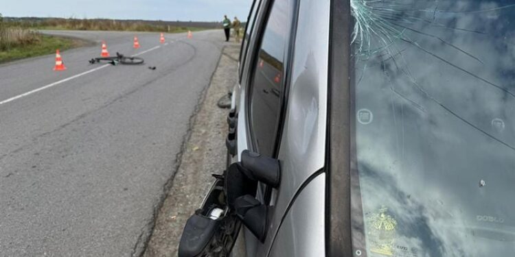 Мешканець Шепетівщини автомобілем зачепив велосипедиста: той в реанімації —Хмельнитчина