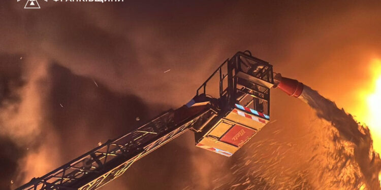 На Прикарпатті ліквідували пожежу, спричинену російським обстрілом (ФОТО)