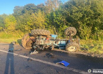 На Рівненщині на дорозі зіткнулися вантажівка та трактор