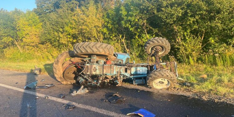 На Рівненщині на дорозі зіткнулися вантажівка та трактор