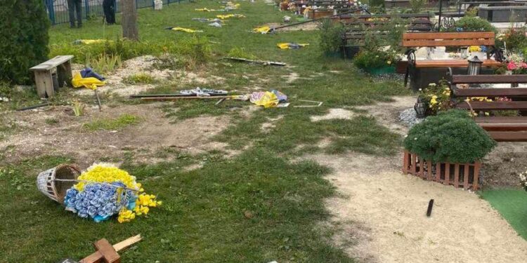 На Тернопільщині вчинили масштабний акт вандалізму над могилами військовим