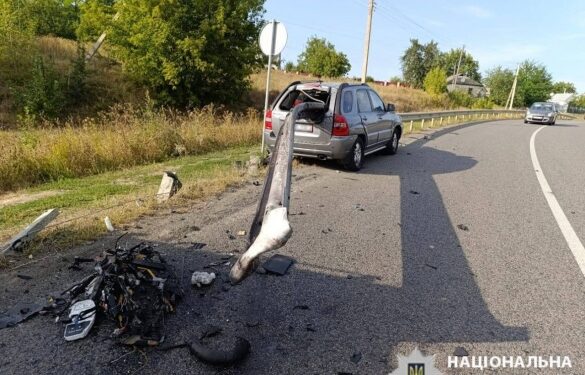 На Звенигородщині автівка в’їхала у відбійник: водій загинув на місці (ФОТО)