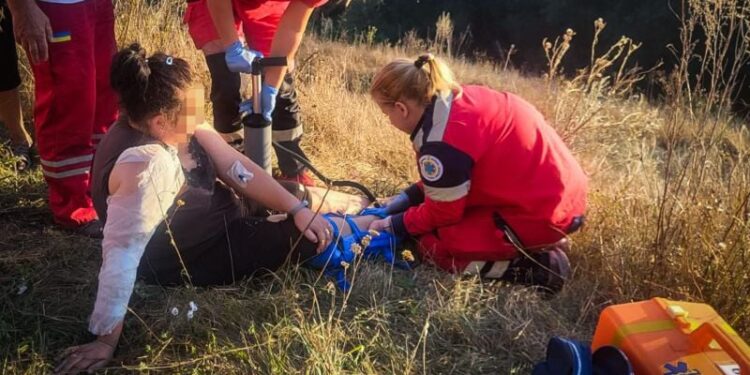 Під час пожежі сухої рослинності ледь не загинула жінка —Хмельнитчина