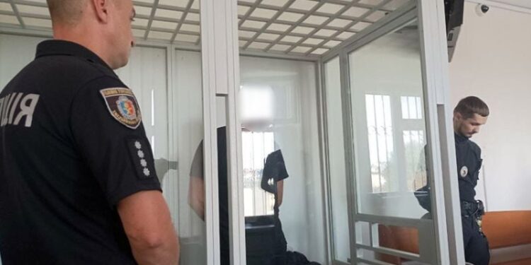 Суд взяв під варту чоловіка, який з автомата поранив поліцейського та цивільного —Хмельнитчина