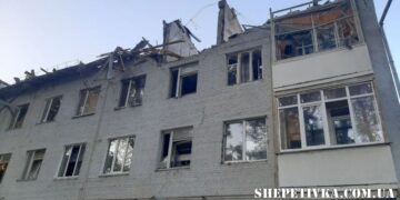 У Хмельницькому ліквідовують наслідки падіння “шахеда” на триповерховий будинок —Хмельнитчина