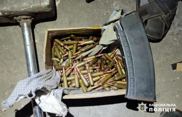 У Кам’янці чоловік зберігав вдома понад 200 набоїв, зброю та боєприпаси