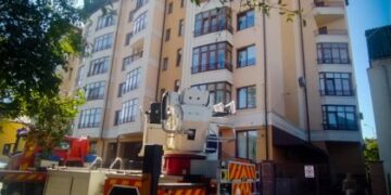 У Львові однорічний малюк закрив бабусю на балконі