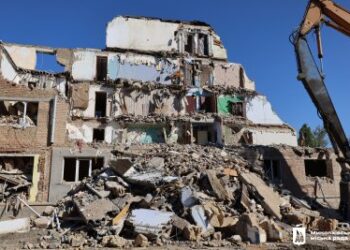 У Миколаєві демонтують зруйнований ворожою ракетою багатоквартирний будинок » Миколаївський Оглядач