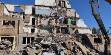 У Миколаєві демонтують зруйнований ворожою ракетою багатоквартирний будинок » Миколаївський Оглядач