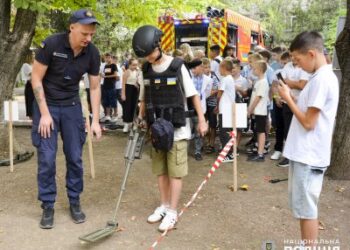 У Миколаєві ювенальні поліцейські, вибухотехніки, кінологи та рятувальники провели для ліцеїстів єдиний урок безпеки » Миколаївський Оглядач