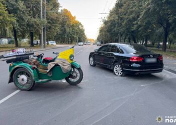 У Рівному у ДТП травмувалося подружжя пенсіонерів, яке їхало на мотоциклі