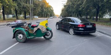 У Рівному у ДТП травмувалося подружжя пенсіонерів, яке їхало на мотоциклі