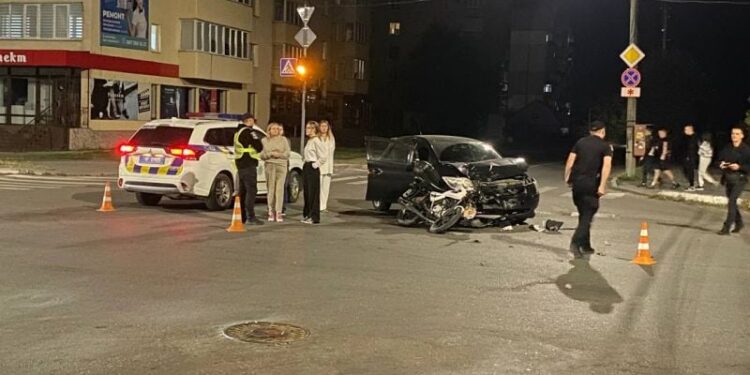 У Шепетівці 17-річний мотоцикліст зіткнувся з автомобілем нетішинки, його ушпиталили —Хмельнитчина