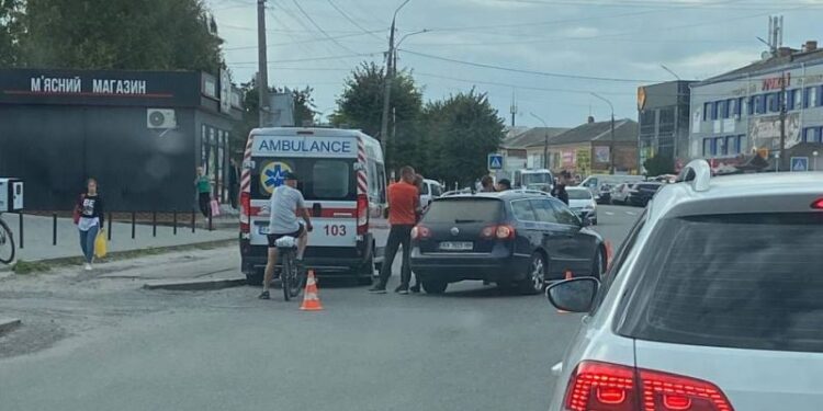 У Шепетівці неподалік центрального ринку під колесами автівки опинилася жінка —Хмельнитчина