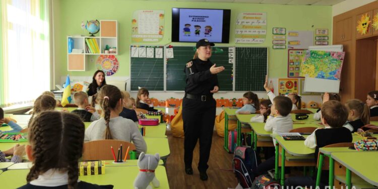 У школах Полтави працюватимуть 17 офіцерів безпеки