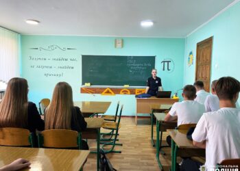 У школах Рівненщини розповідають як росія вербує українських підлітків для підпалу авто