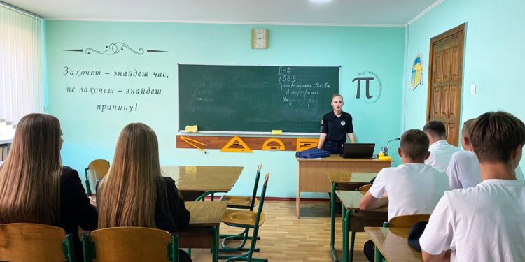 У школах Рівненщини розповідають як росія вербує українських підлітків для підпалу авто