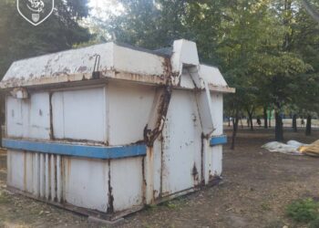 У Запоріжжі прибрали незаконний кіоск у парку – подробиці  | Новости Запорожья