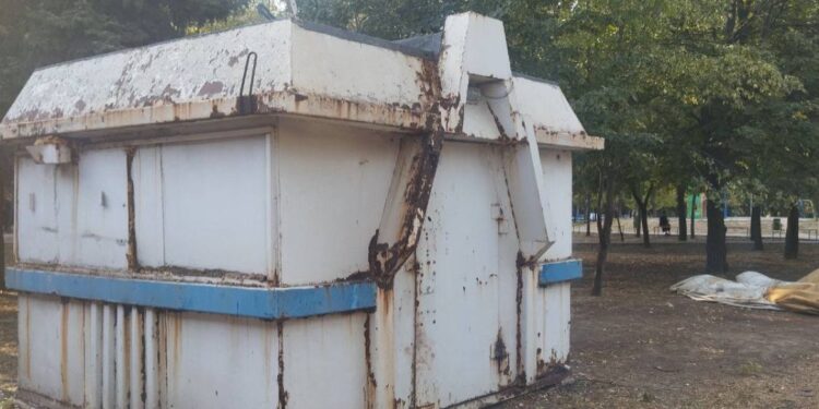 У Запоріжжі прибрали незаконний кіоск у парку – подробиці  | Новости Запорожья