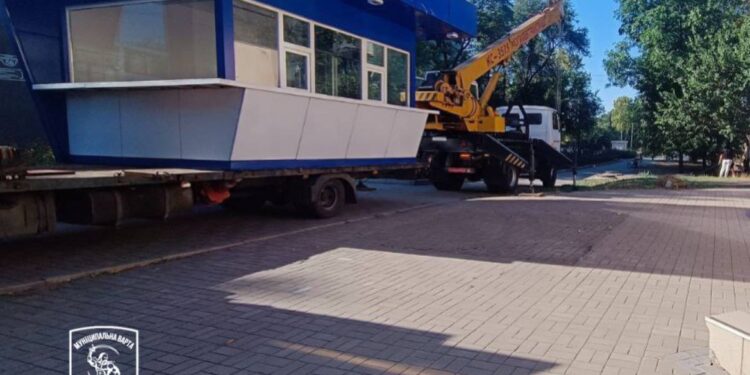 У Запоріжжі прибрали незаконно втсановлений кіоск – подробиці розповіли у міській раді | Новости Запорожья