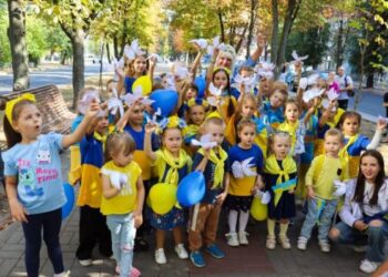 Учасники студії «У колі друзів» влаштували флешмоб єдності та миру  — Новости Черкасс