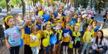 Учасники студії «У колі друзів» влаштували флешмоб єдності та миру  — Новости Черкасс
