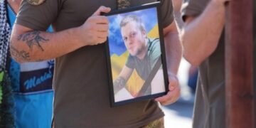 В Умані на колінах попрощалися із загиблим військовим