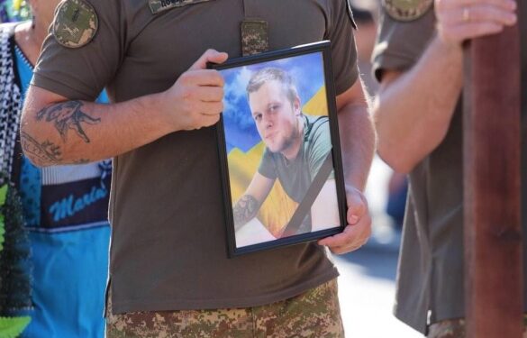В Умані на колінах попрощалися із загиблим військовим