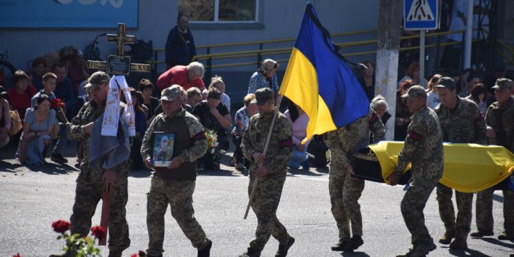 «Воював віддано і чесно». До Полтавщини востаннє повернувся воїн Валентин Рудь