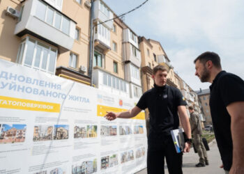 Володимир Зеленський відвідав відновлений будинок у центрі Запоріжжя, зруйнований ворогом у жовтні 2022 року. | Новости Запорожья