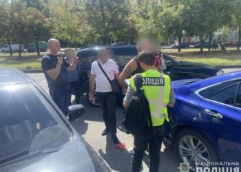 За 12 тис. доларів обіцяв підготувати документи для безперешкодного перетину кордону – у Миколаєві поліцейські затримали чоловіка » Миколаївський Оглядач