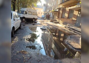 Двір у Кропивницькому затопило нечистотами через засмічену каналізацію