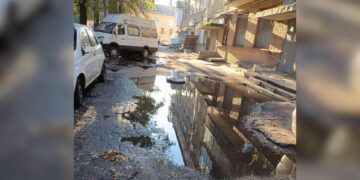 Двір у Кропивницькому затопило нечистотами через засмічену каналізацію