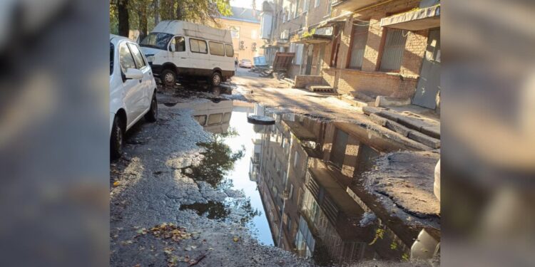 Двір у Кропивницькому затопило нечистотами через засмічену каналізацію