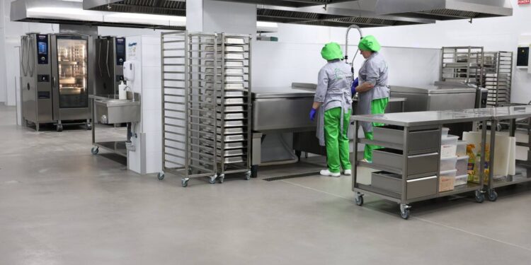 У Запоріжжі почали годувати школярів, які навчаються офлайн | Новини Запоріжжя