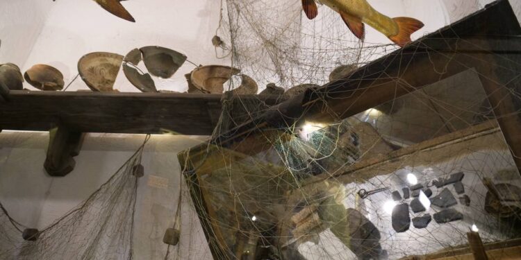 Скарби, що зберігав Дніпро: у Запоріжжі відкрилась нова виставка | Новини Запоріжжя