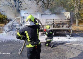 Пожежу вантажівки у Кропивницькому гасили 40 хвилин – ФОТО