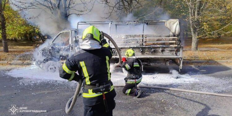 Пожежу вантажівки у Кропивницькому гасили 40 хвилин – ФОТО