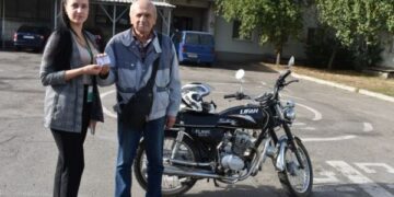 71-річний смілянин здійснив мрію: навчився керувати мотоциклом і отримав водійські права — Новости Черкасс