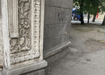 Біля будинку у Соцмісті Запоріжжя утворилась купа сміття – Шосте селище | Новости Запорожья