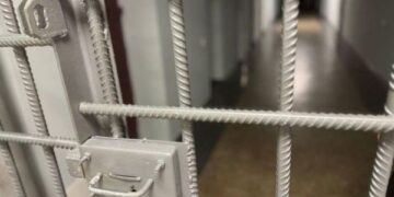 Чоловіка, який на зупинці громадського транспорту пограбував смілянку, тримають під вартою — Новости Черкасс